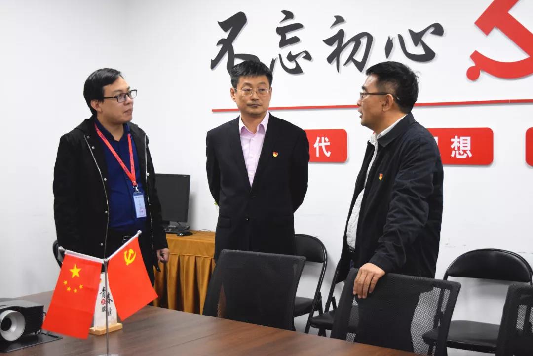 中共安陽市委網(wǎng)信辦主任路玉軍、副主任王曉萌等一行人蒞臨安陽青峰網(wǎng)絡(luò)指導工作