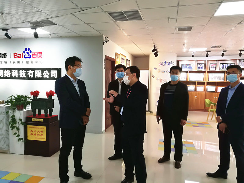 安陽市商務局副局長張躍勇，攜同天津伍創(chuàng)電子商務有限公司李富民一行蒞臨安陽青峰網(wǎng)絡參觀指導??！